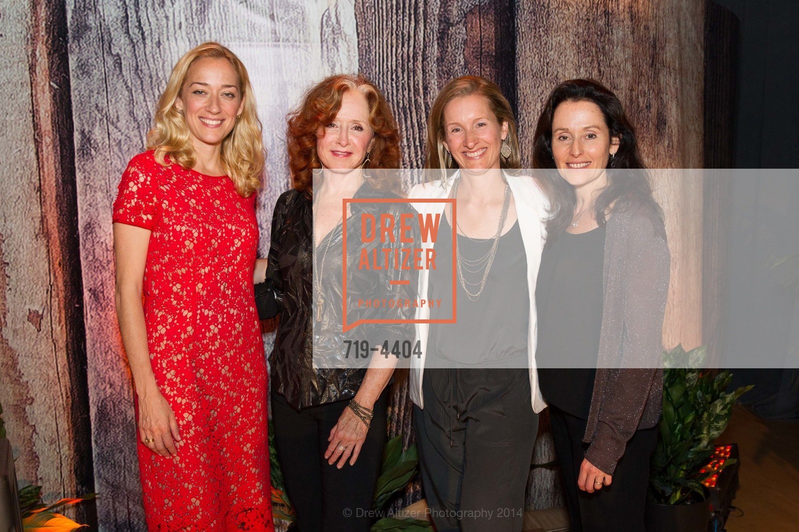 Chris Connor, Bonnie Raitt, Carol McDonnell, Myra Goodman, EWG's EARTH DINNER, US, May 20th, 2014, Photo #719-4404 Chris Connor, Bonnie Raitt, Carol McDonnell, Myra Goodman, Photo #719-4404
