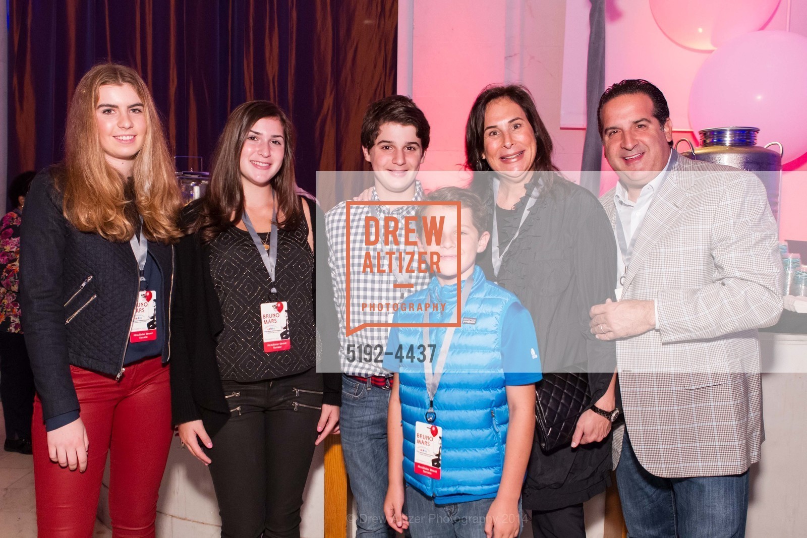 Alexis Levit, Zoe Young, Max Young, Sebastian Della Cava, Julie Benioff Young, Adam Young, The Concert for UCSF BENIOFF CHILDREN'S HOSPITALS, US, October 14th, 2014, Photo #5192-4437 Alexis Levit, Zoe Young, Max Young, Sebastian Della Cava, Julie Benioff Young, Adam Young, Photo #5192-4437