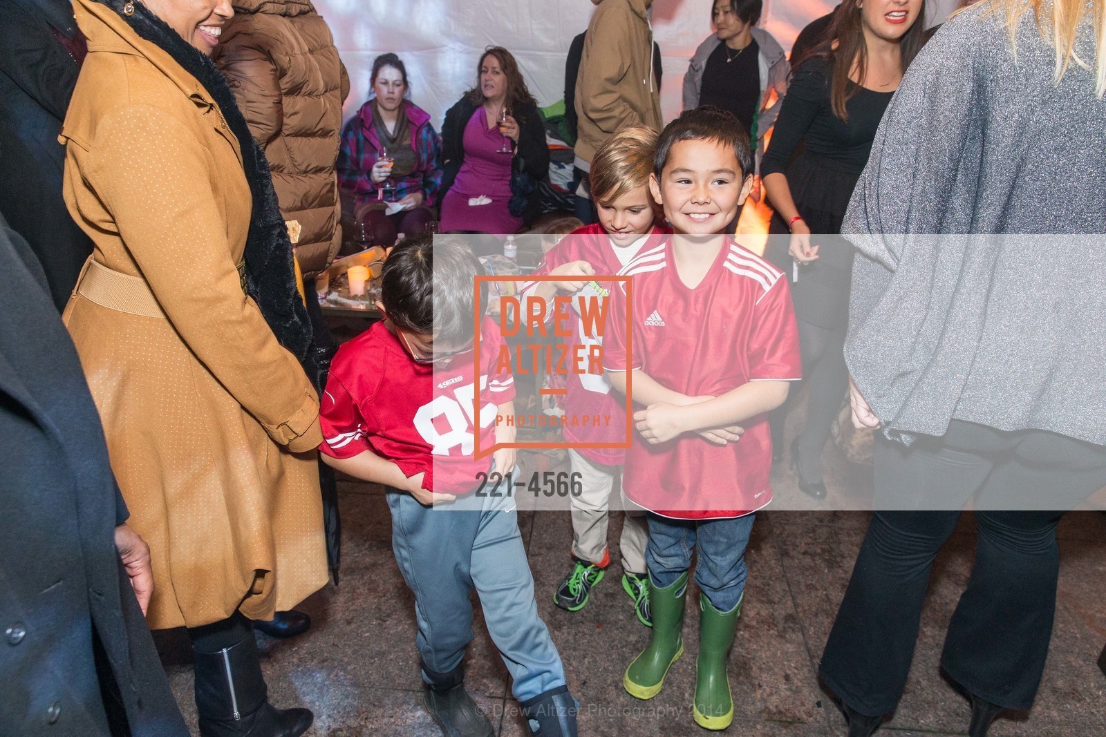 Oliver Middleton, Sam Punter, Adger Middleton, PHILLIP PHILLIPS Performance at 555 Tree Lighting Ceremony, US, December 3rd, 2014, Photo #221-4566 Oliver Middleton, Sam Punter, Adger Middleton, Photo #221-4566
