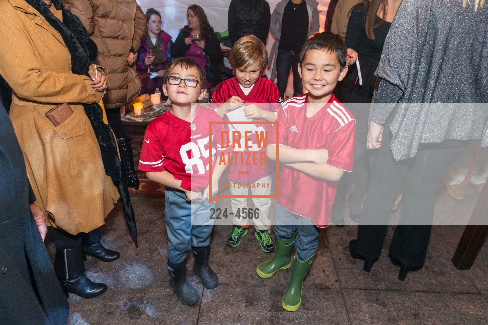 Oliver Middleton, Sam Punter, Adger Middleton, PHILLIP PHILLIPS Performance at 555 Tree Lighting Ceremony, US, December 3rd, 2014, Photo #224-4566 Oliver Middleton, Sam Punter, Adger Middleton, Photo #224-4566