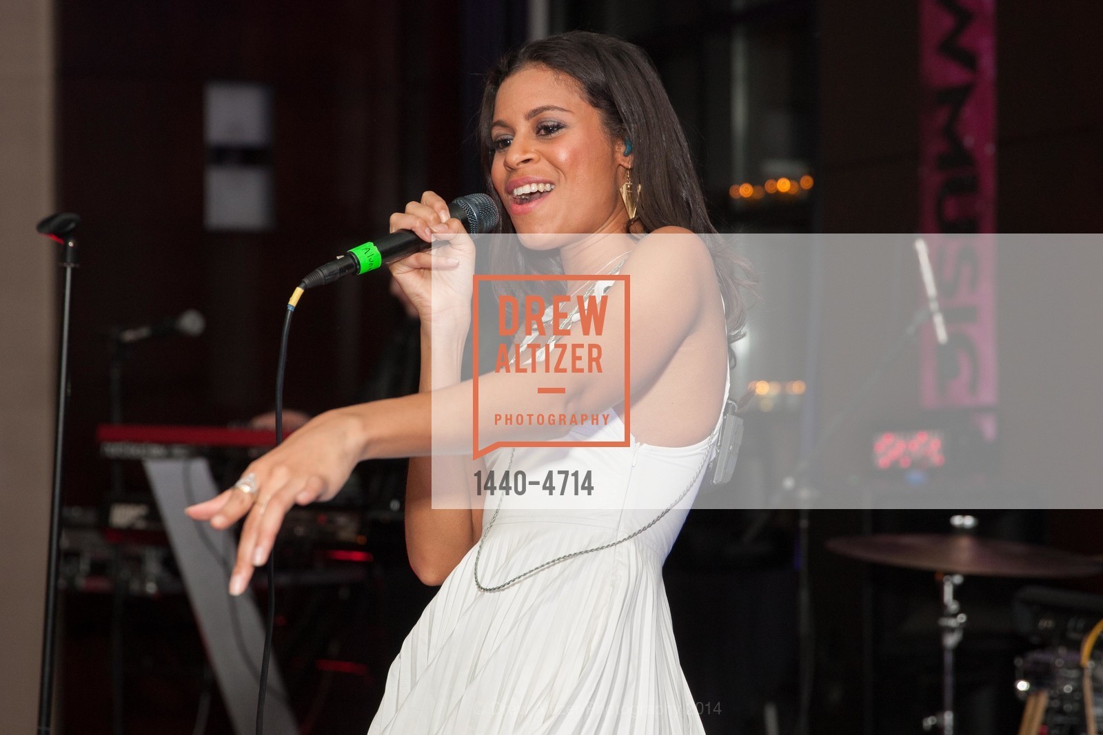 SYMMETRY LIVE: AlunaGeorge Performs at W HOTEL, US, April 17th, 2014, Photo #1440-4714 Photo #1440-4714