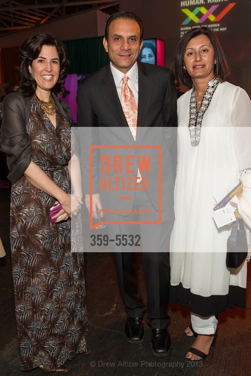 Janelle Cavanagh, Ahmed Sayani, Shanila Sayani, Photo #359-5532