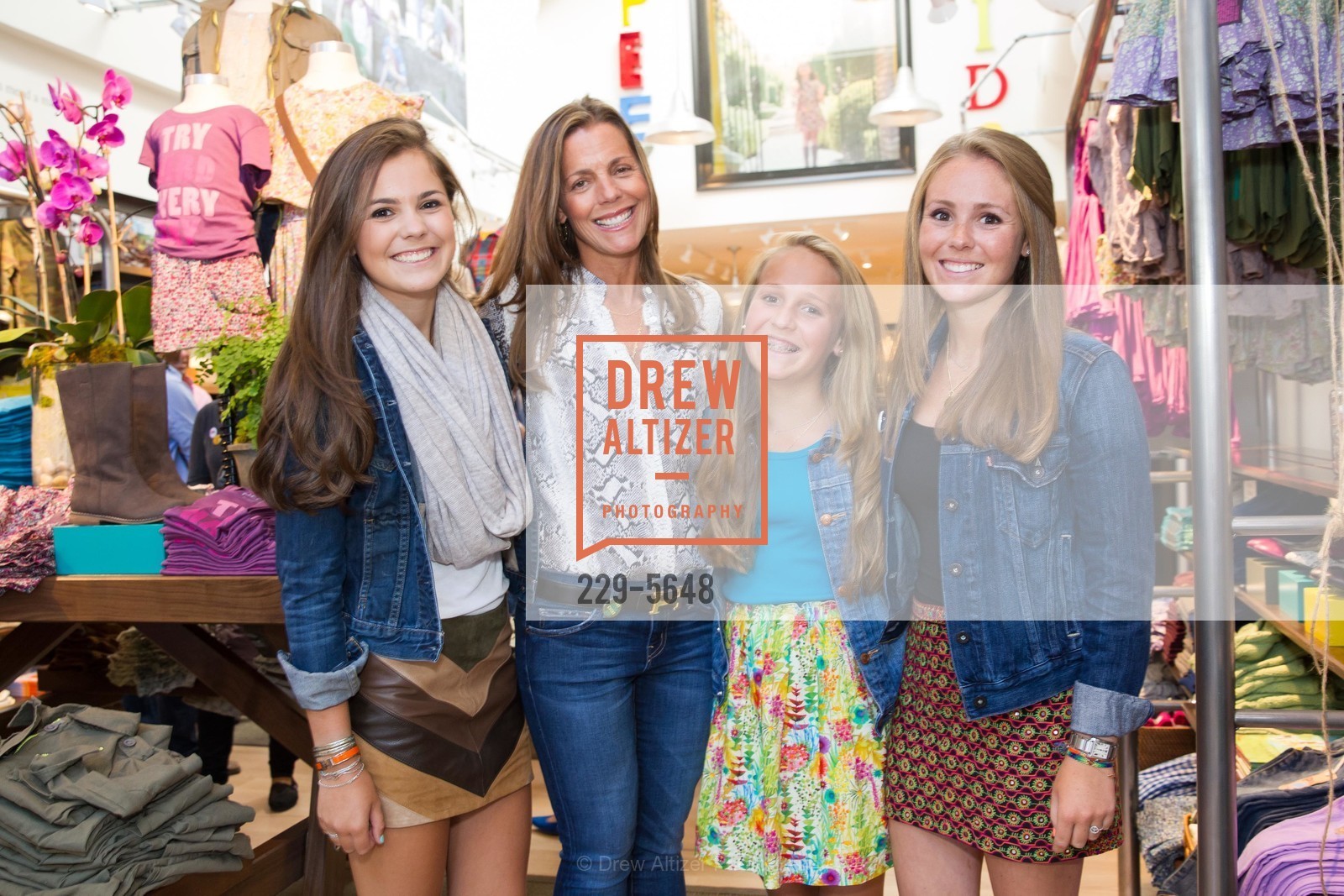 Isabella Onken, Tina Canales, Gigi Onken, Natalie Onken, PEEK Kids on Chestnut, US, July 31st, 2013, Photo #229-5648 Isabella Onken, Tina Canales, Gigi Onken, Natalie Onken, Photo #229-5648