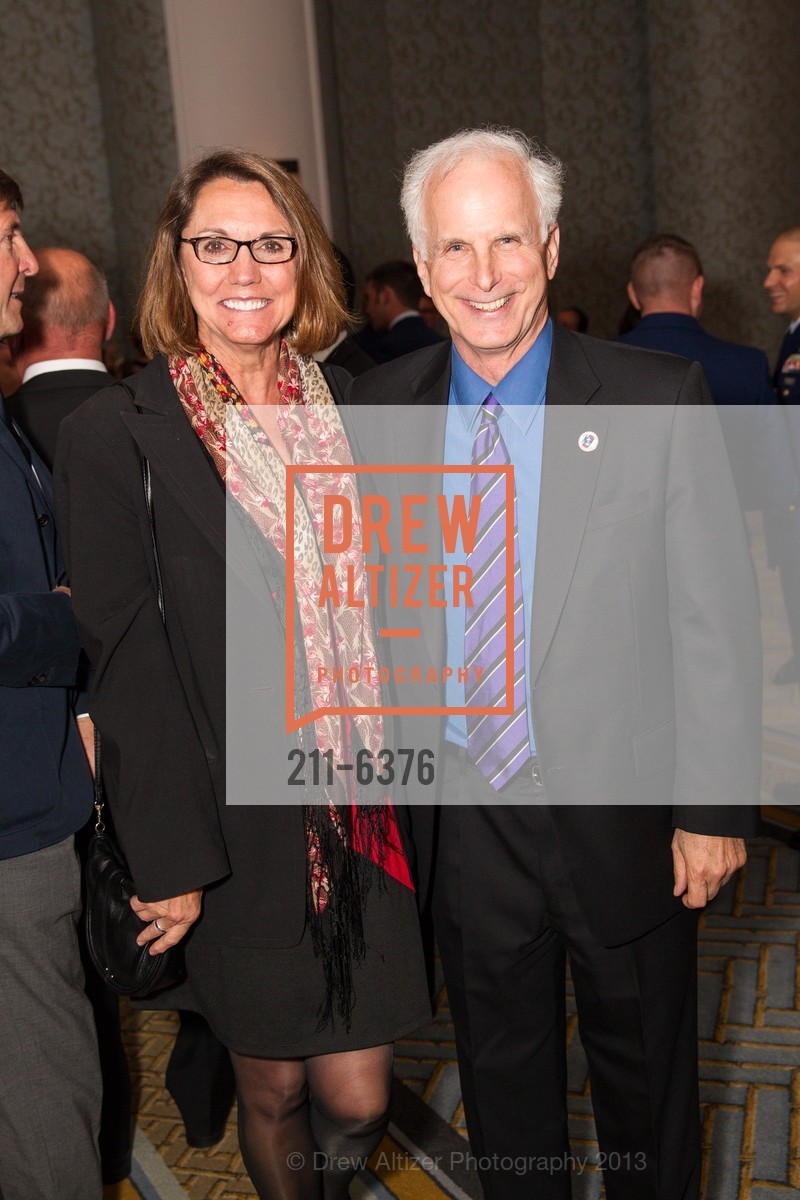 Linda Wright, John Giffin, COAST GUARD FOUNDATION Presents Pacific Awards Dinner, US, April 25th, 2013, Photo #211-6376 Linda Wright, John Giffin, Photo #211-6376