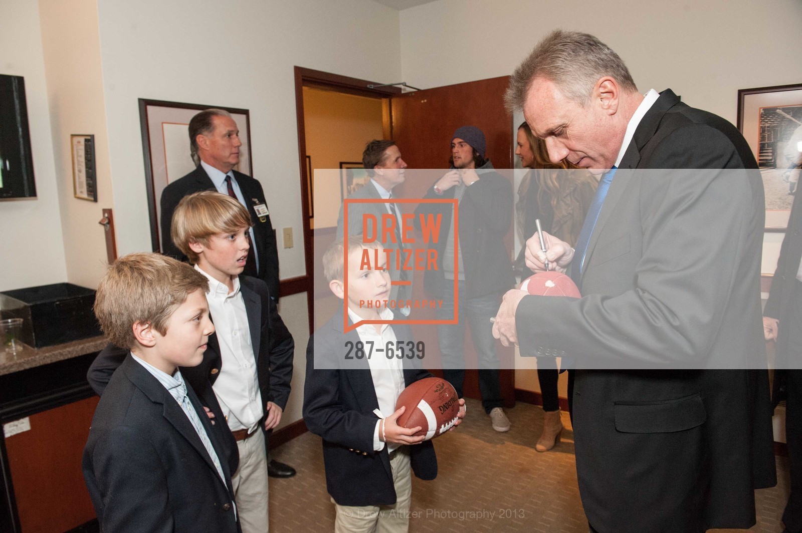 John Lagomarsino, Cole Lagomarsino, Joe Montana, WENDER WEIS FOUNDATION FOR CHILDREN Presents Holiday Heroes 2013, US, December 9th, 2013, Photo #287-6539 John Lagomarsino, Cole Lagomarsino, Joe Montana, Photo #287-6539