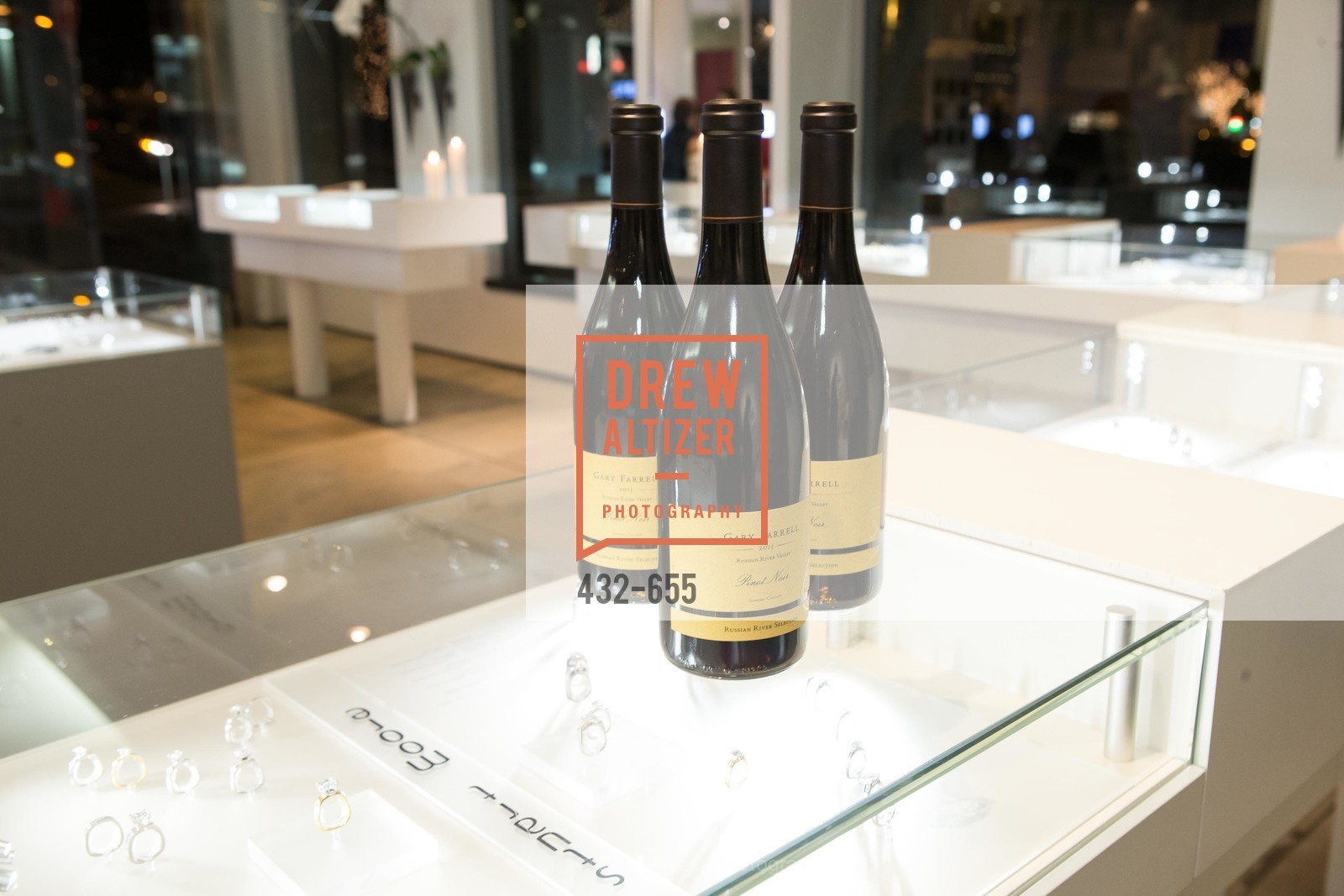 Atmosphere, Silver Belles Soirée at Stuart Moore, Stuart Moore Gallery of Designer Jewelry. 1898 Union Street, December 17th, 2015,Drew Altizer, Drew Altizer Photography, full-service agency, private events, San Francisco photographer, photographer california