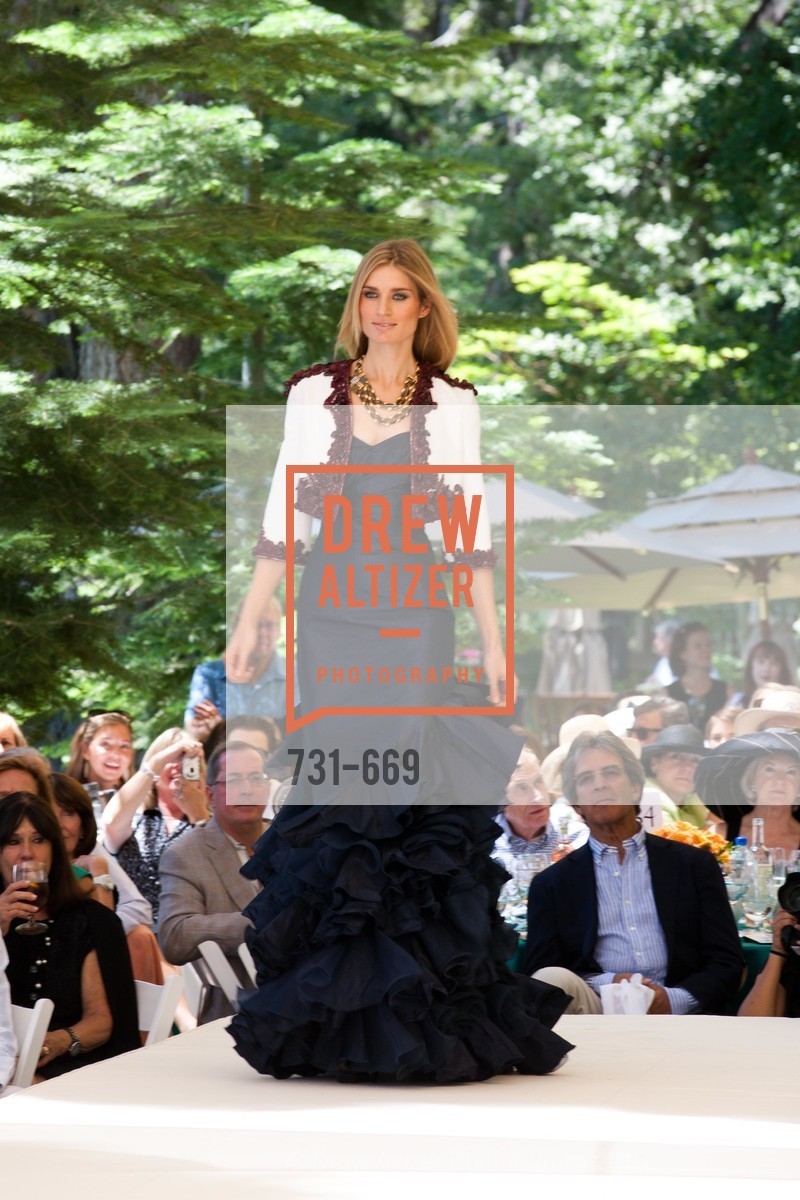 Runway at League to Save Lake Tahoe Presents Oscar de la Renta 2010