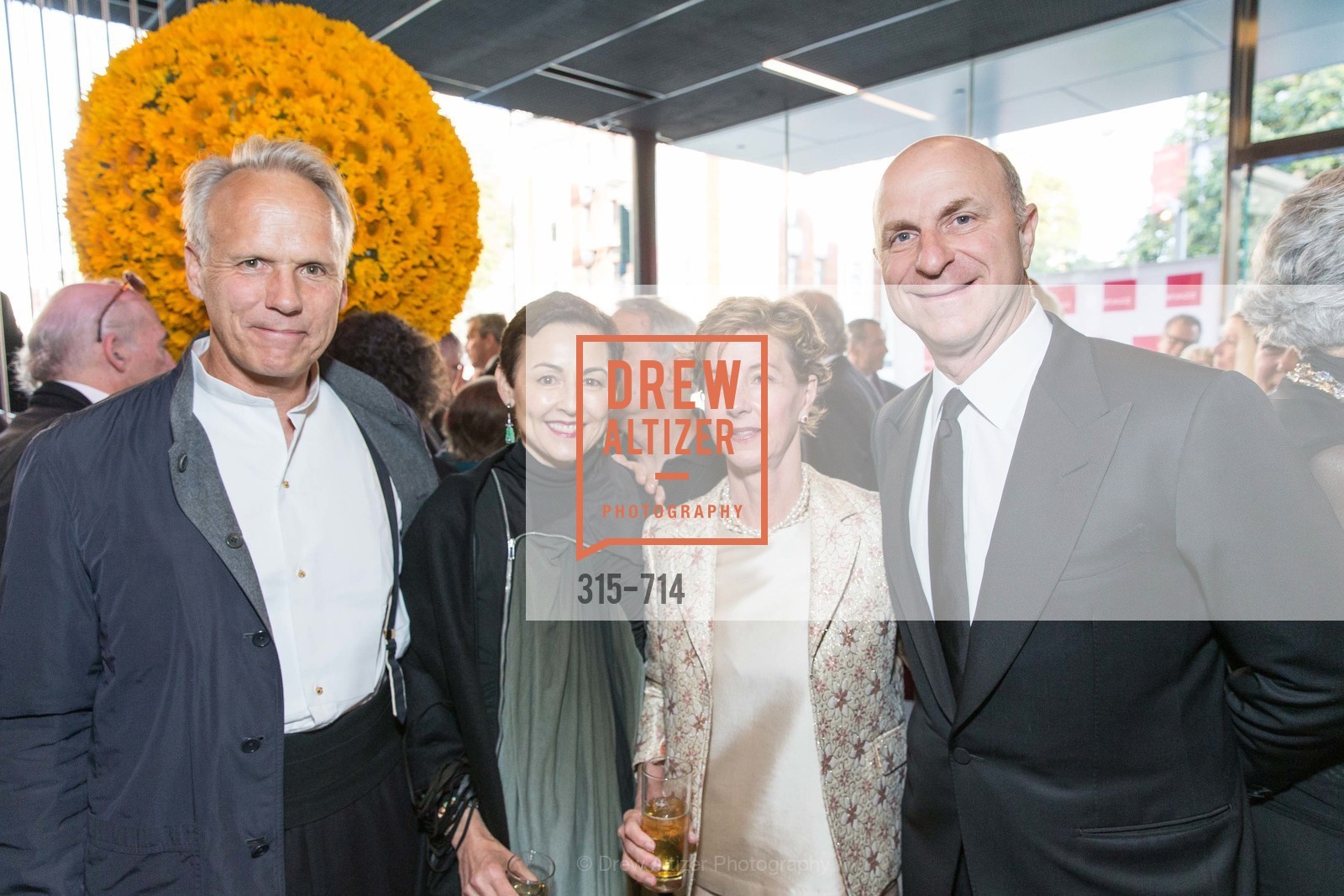 Steve Williamson, Sako Fisher, Alexandra Bowes, Bill Fisher, SFJAZZ Gala 2015 Honors Joni Mitchell with Lifetime Achievement Award, US, May 9th, 2015, Photo #315-714 Steve Williamson, Sako Fisher, Alexandra Bowes, Bill Fisher, Photo #315-714