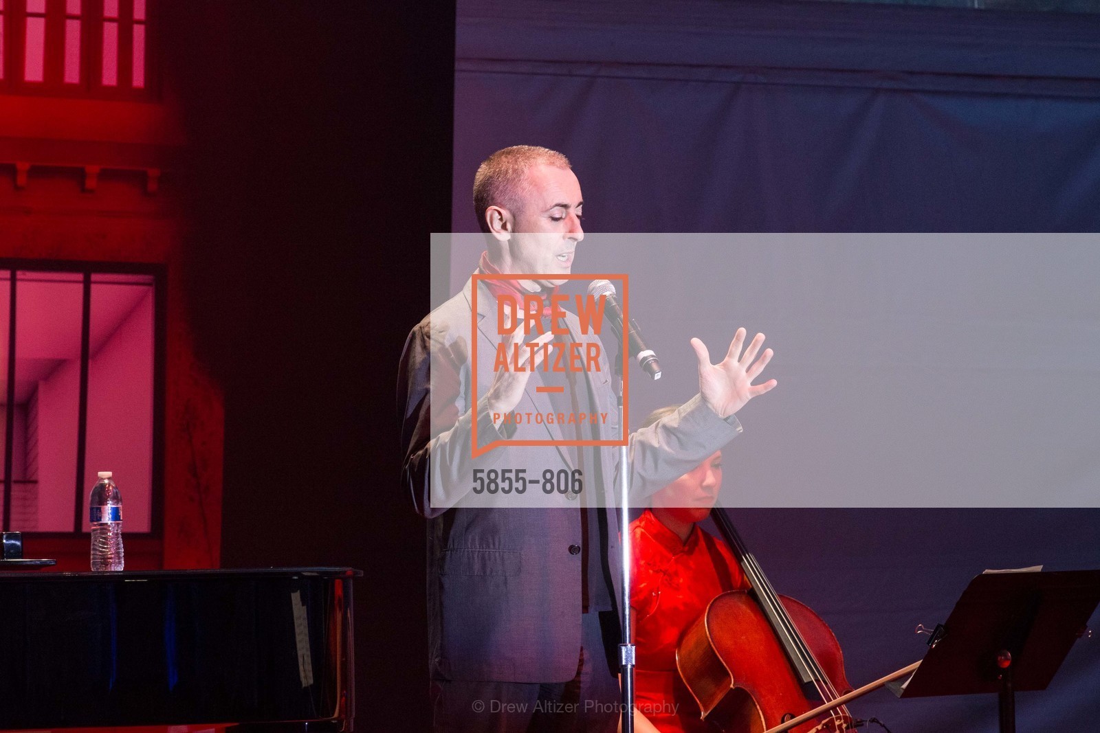 Performance By Alan Cumming, A.C.T. Gala Come Get Stranded, US, April 26th, 2015, Photo #5855-806 Performance By Alan Cumming, Photo #5855-806
