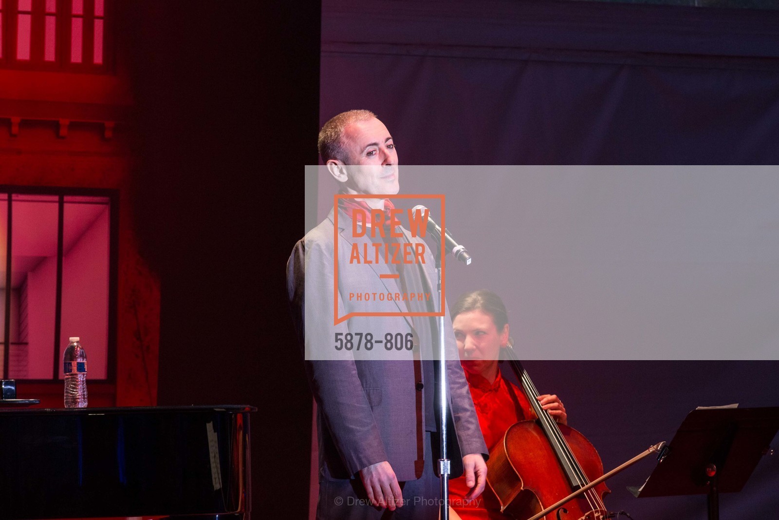 Performance By Alan Cumming, A.C.T. Gala Come Get Stranded, US, April 26th, 2015, Photo #5878-806 Performance By Alan Cumming, Photo #5878-806