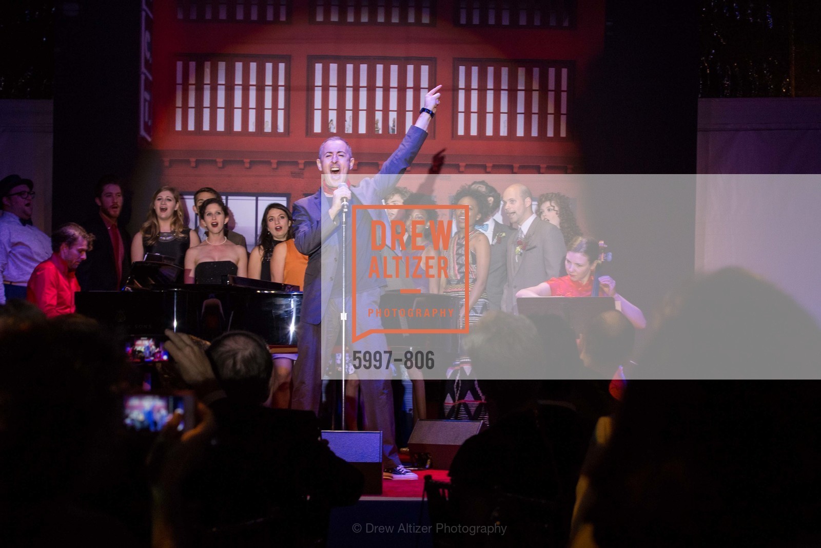 Performance By Alan Cumming, A.C.T. Gala Come Get Stranded, US, April 26th, 2015, Photo #5997-806 Performance By Alan Cumming, Photo #5997-806