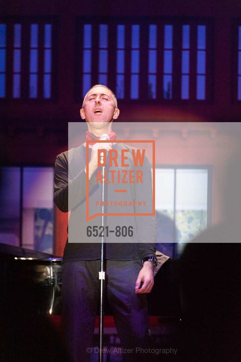 Performance By Alan Cumming, A.C.T. Gala Come Get Stranded, US, April 26th, 2015, Photo #6521-806 Performance By Alan Cumming, Photo #6521-806