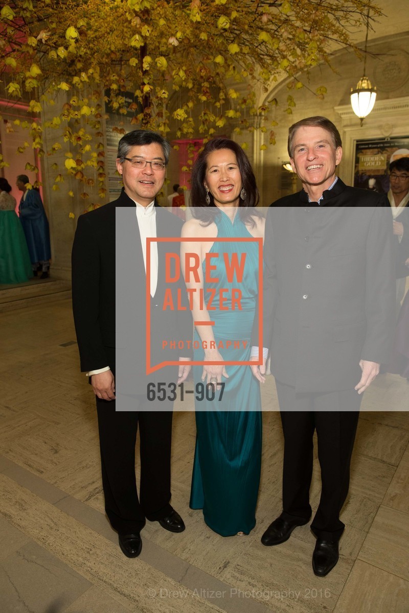 Jay Xu, Anita Yu, Steve Westly, The Asian Art Museum of San Francisco 50th Anniversary Gala, Asian Art Museum. 200 Larkin St, February 11th, 2016, Photo #6531-907 Jay Xu, Anita Yu, Steve Westly, Photo #6531-907