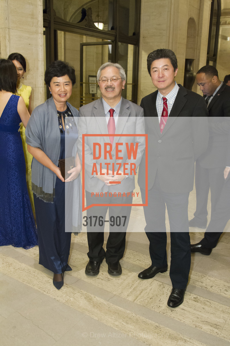 Barbara Zhang, Ed Lee, Shou Cheng Zhang, The Asian Art Museum of San Francisco 50th Anniversary Gala, Asian Art Museum. 200 Larkin St, December 12th, 2017, Photo #3176-907 Barbara Zhang, Ed Lee, Shou Cheng Zhang, Photo #3176-907