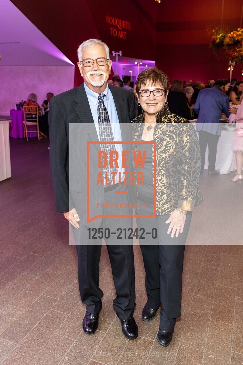 John Bair, Elaine Clippert, Bouquets to Art Opening Night 2023, de Young Museum @ 50 Hagiwara Tea Garden Dr, SF, CA 94118 US. de Young Museum @ 50 Hagiwara Tea Garden Dr, SF, CA 94118 US, June 5th, 2023, Photo #1250-21242-0 John Bair, Elaine Clippert, Photo #1250-21242-0